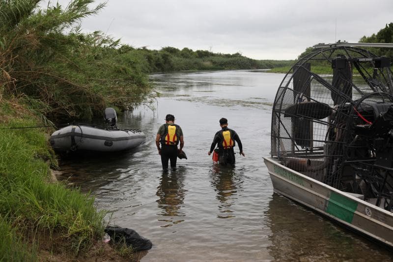 Equipos de Estados Unidos buscan a la niña de dos años desaparecida en el río Grande este lunes.