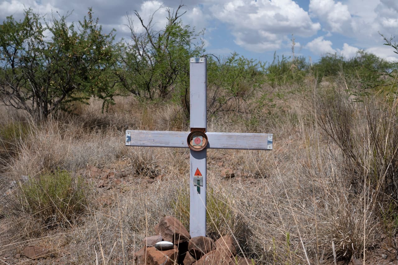 Esta cruz en Arivaca, Arizona, recuerda la muerte de un niño migrante hace diez años tratando de llegar a Estados Unidos. Es un mensaje para homenajear a las víctimas y mantener presente el peligro de cruzar la frontera.
