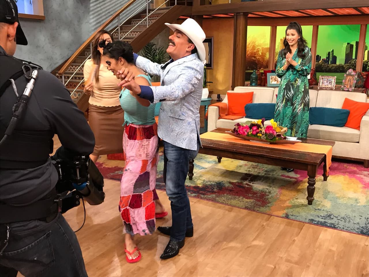 Aunque El Chapo de Sinaloa no estaba muy convencido, no podía negarse a bailar con esta belleza dominicana.