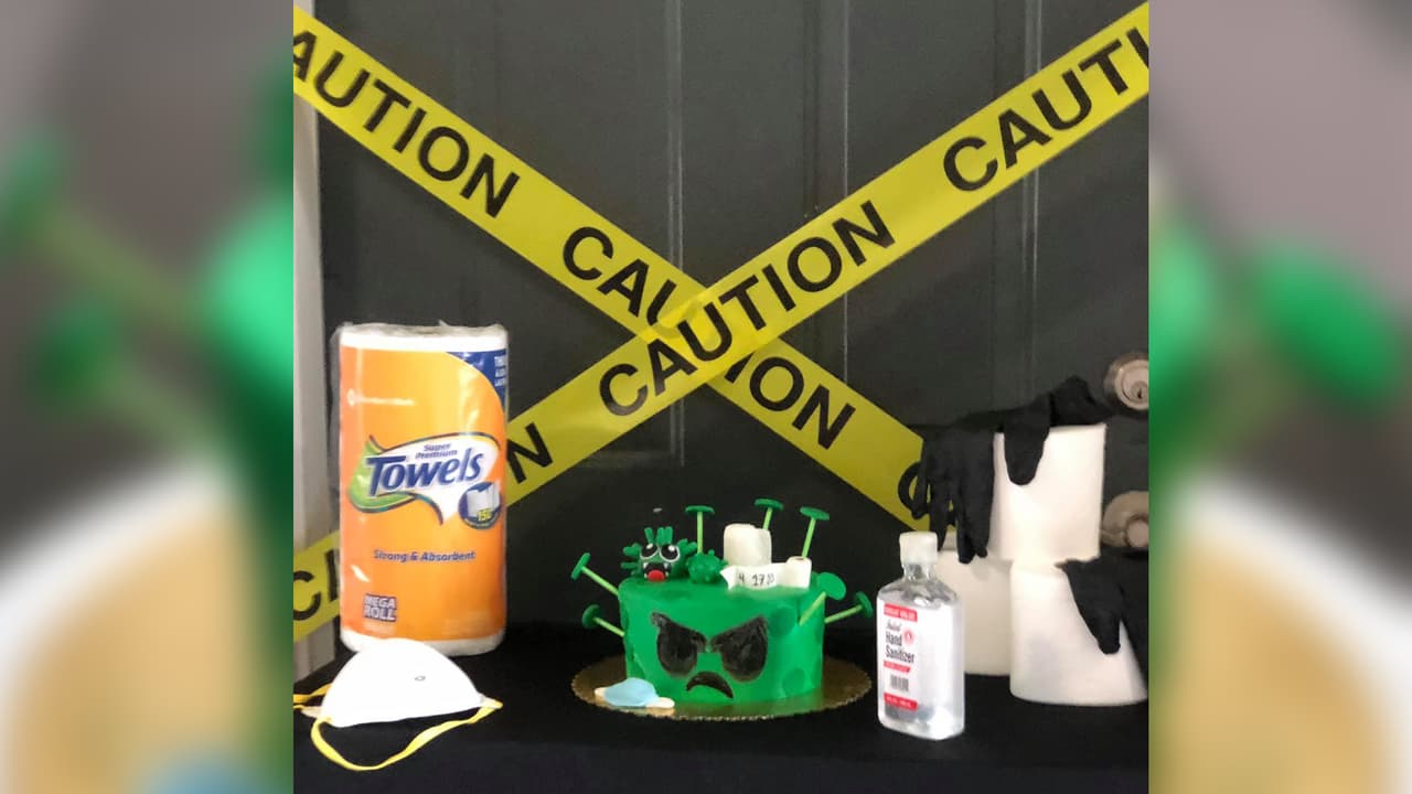 En esta ocasión decidió agregar algo diferente, papel de baño miniatura, toallas y cubrebocas como parte de la decoración de la torta y al no poder festejar en salón decidió decorar también la puerta de la casa de su hija.