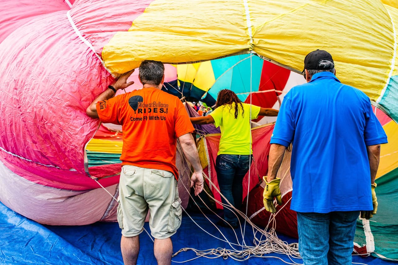 El aire caliente llena los globos con ayuda de un
<i>quemador</i>, un aparato que calienta el aire con ayuda de gas y una espectacular llama de fuego.