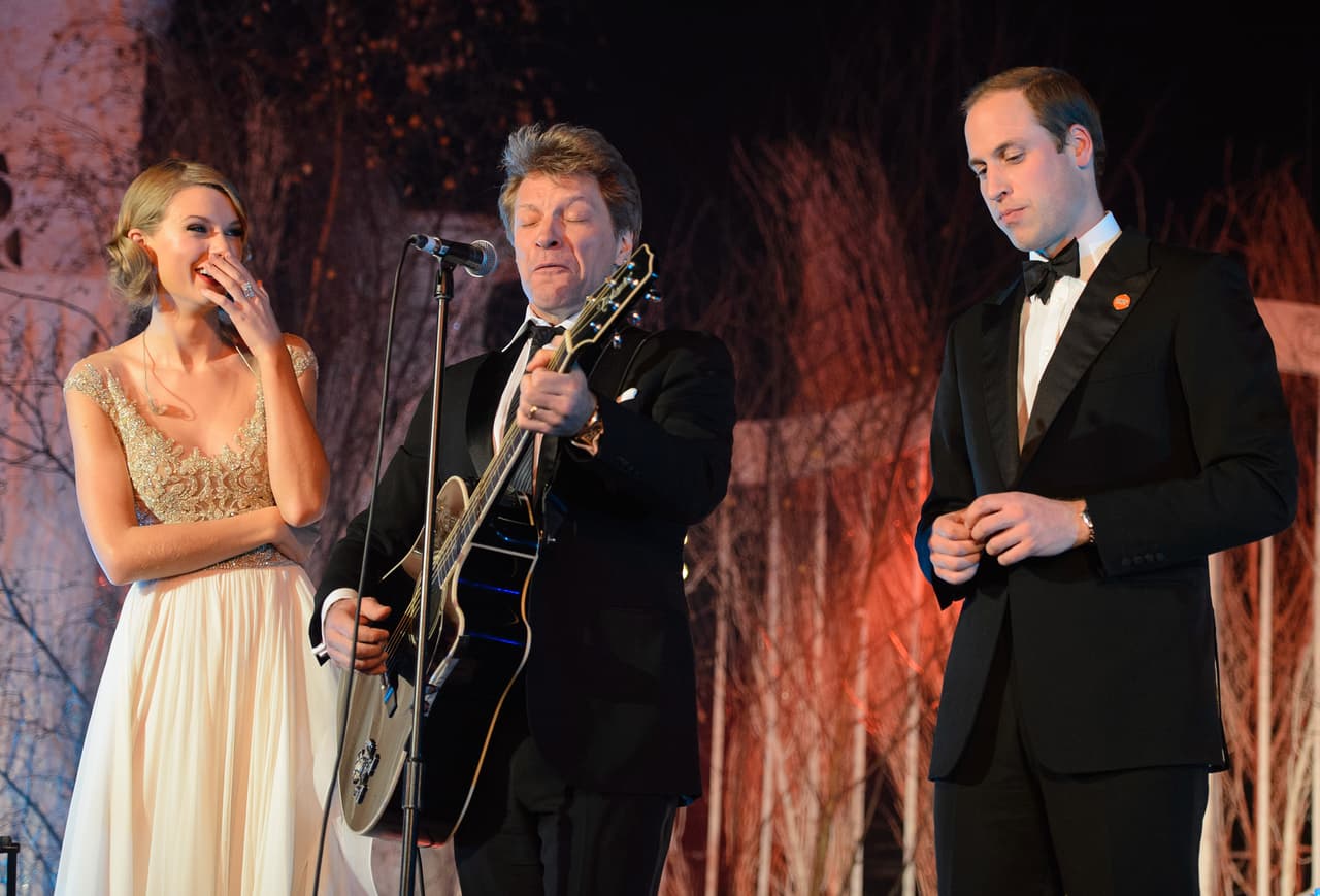 "Después de que Jon hiciera su primera canción, hubo una pausa y ella se volvió hacia mí. Me puso la mano en el brazo, me miró a los ojos y dijo: 
<b>'Vamos, William. Cantemos'</b>", agregó el heredero al trono en su relato de aquella noche. 
<br>