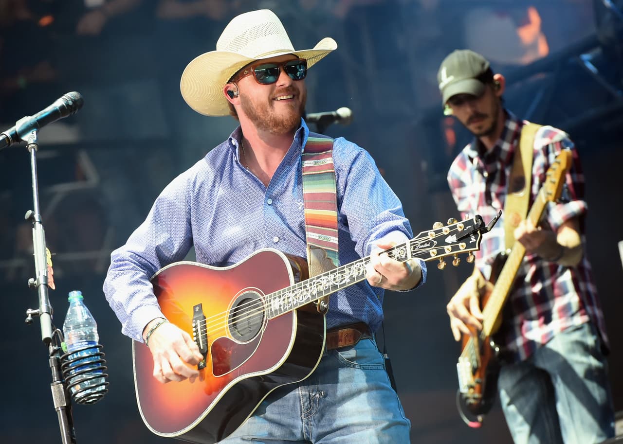 <b>Cody Johnson</b> ha sido el primer artista independiente en llenar todo el estadio NGR de Houston. Es el creador de la canción oficial del Houston Livestock Show and Rodeo que se titula “Welcome to the show” 
<br>
<br>Sus canciones más populares son: “On My Way To You” “With You I Am” y “Dear Rodeo”.
<br>
<br>
<b>Johnson estará por cuarta vez en el Rodeo de Houston el jueves 12 de marzo.</b>
<br>