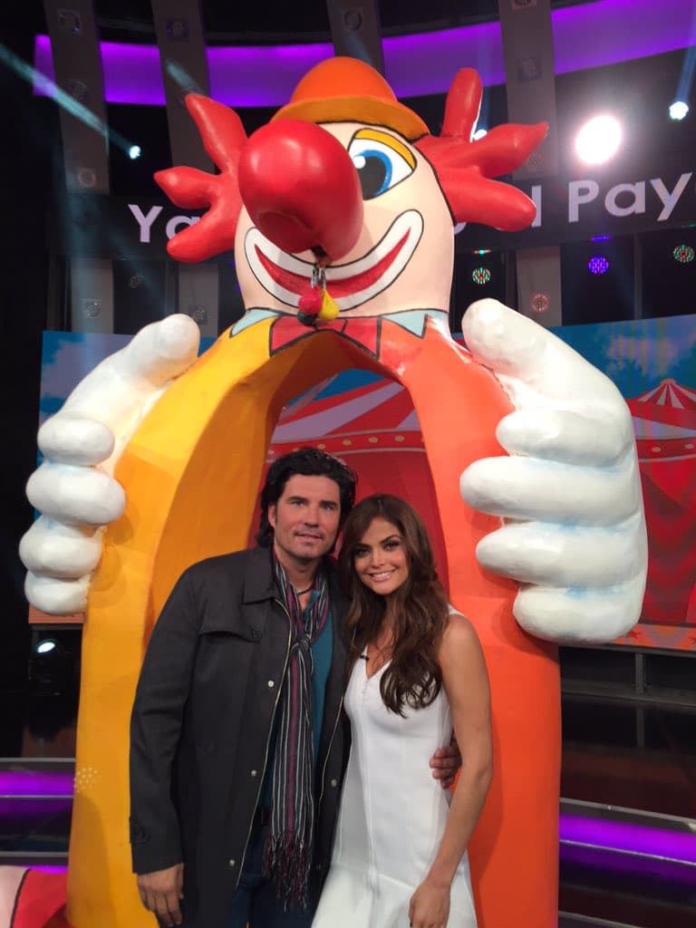 Diego Olvera y Marisol González están listos para que los cargue el payaso.