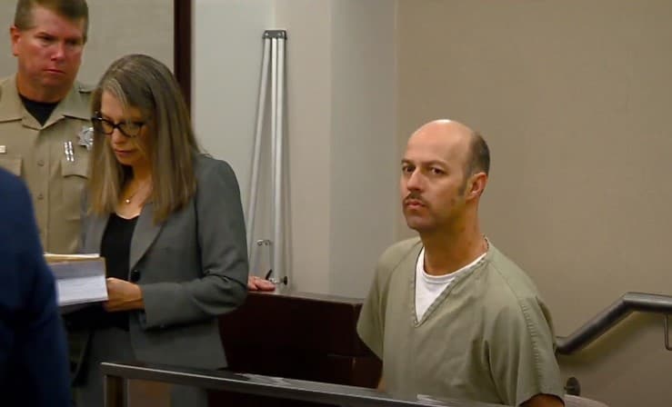 El viudo de Jenni Rivera, quien 
<b>llegó a ganar $43 millones de dólares</b> como lanzador en las Grandes Ligas, tuvo 
<a href="https://www.univision.com/entretenimiento/la-increible-razon-por-la-que-esteban-loaiza-no-puede-salir-de-prision" target="_blank">serios problemas para reunir el dinero de su fianza</a>, tuvo que hipotecar la casa de su hijo para poder pasar los días previos a su sentencia en libertad condicional.