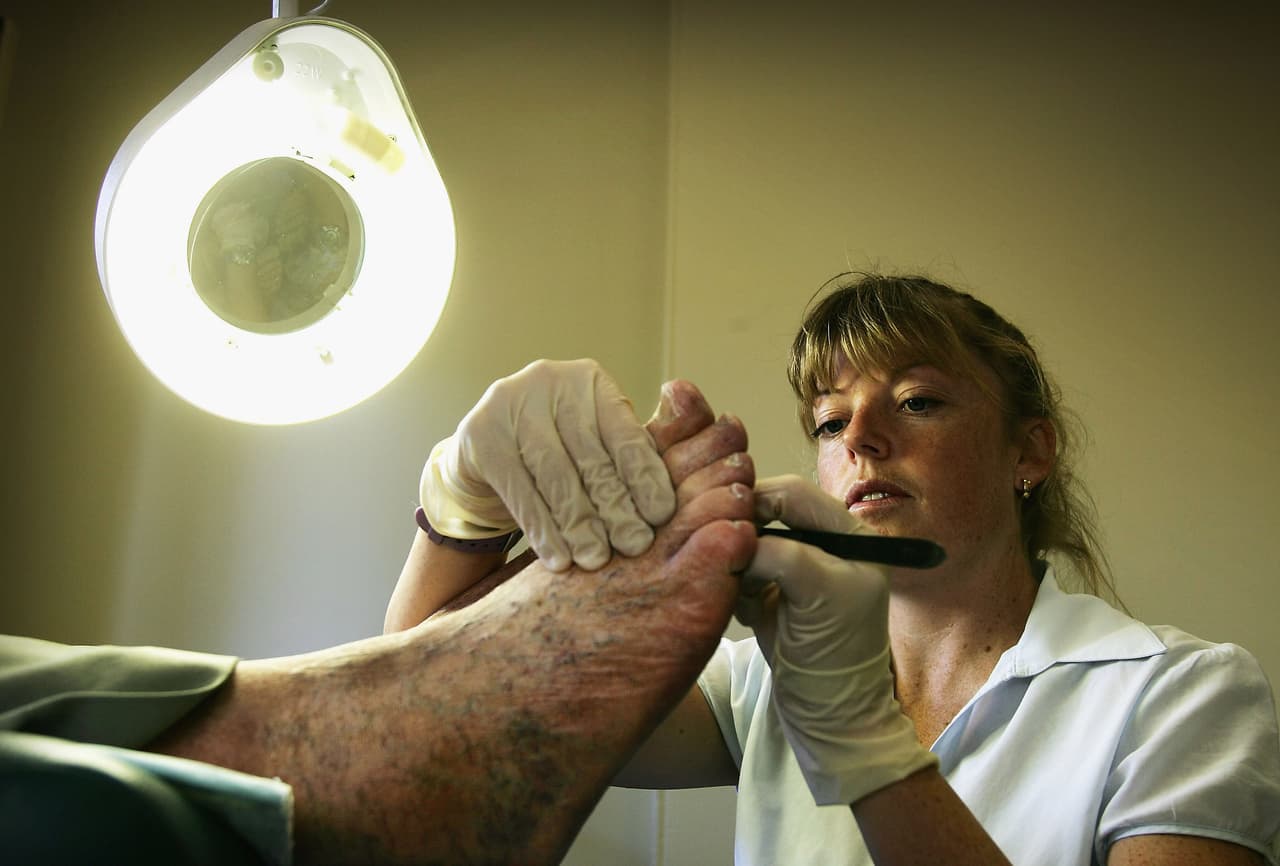 Si no eres una persona que le dan asco los pies y estudie para laborar en esta área,
<b> te puede interesar trabajar como Podólogo </b>/ Podiatrists. 
<b>El salario base en Houston es de $203,660</b>. 
<br>
<br>Para que puedas comprar, en Nueva York es de $178,520 y en Los Ángeles de $78,720.