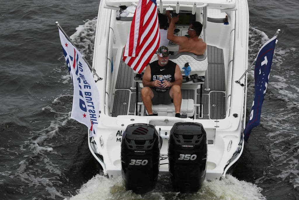 Otros seguidores del presidente en Fort Lauderdale, Florida. También hubo confusión sobre la fecha en la que se contagió el coronavirus realmente el presidente Trump. 
<b>El doctor de la Casa Blanda Sean Conley dijo este sábado que ya habían transcurrido 72 horas de su diagnóstico, cuando la noticia fue dada el jueves por la noche (apenas comenzado el viernes). </b>
