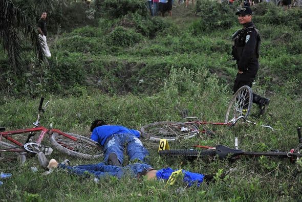 Con fusiles M-16 (el que utiliza la infantería de Marina de Estados Unidos) y los AK-47 de diseño ruso, desconocidos que viajaban en dos vehículos interceptaron un microbus y acribillaron a todos los ocupantes, de acuerdo con la información de la policía.