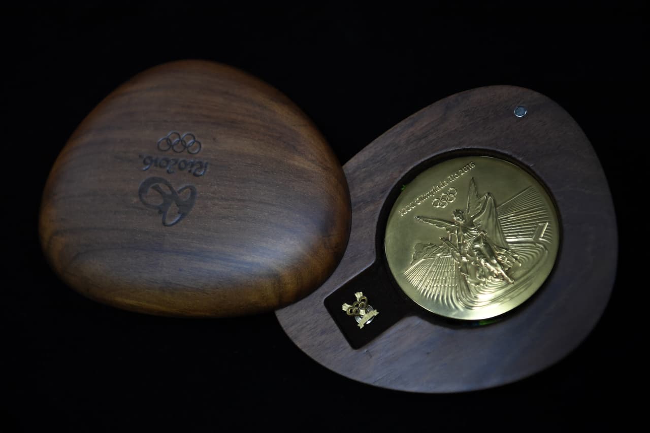 Cada presea está guardada en un estuche de madera, fabricado con materiales ecológicamente sostenibles, que provienen de bosques protegidos. 
<br>