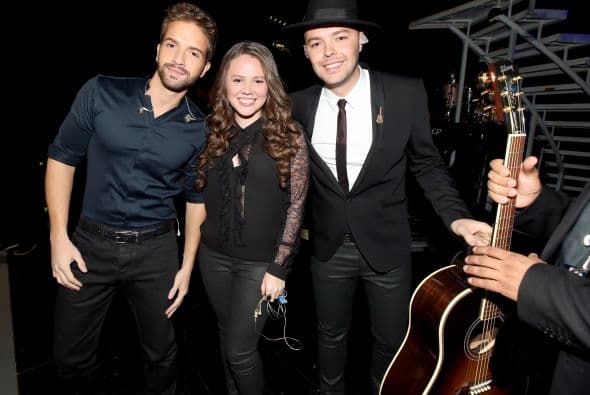 Una vez bajaban del escenario y durante la alfombra verde, se dieron la tarea de abrazarse, tomarse una que otra selfie y echarse uno que otro cuentito. ¡Y lo captamos todo!