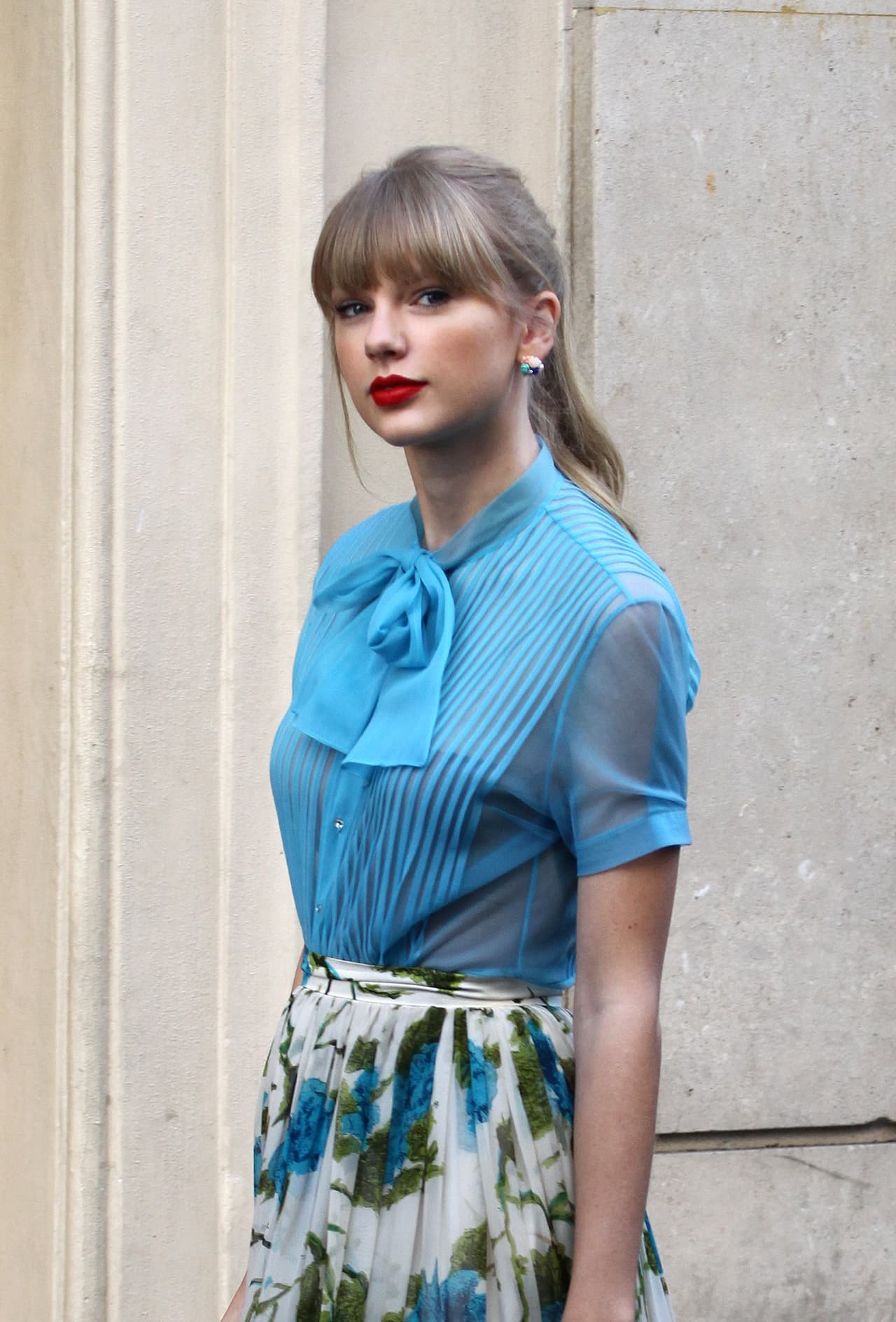 NO ARGENTINA Photo © 2012 BESTIMAGE/The Grosby Group Taylor Swift on a bicycle shooting a new video clip in Paris on 01/10/2012 ANG