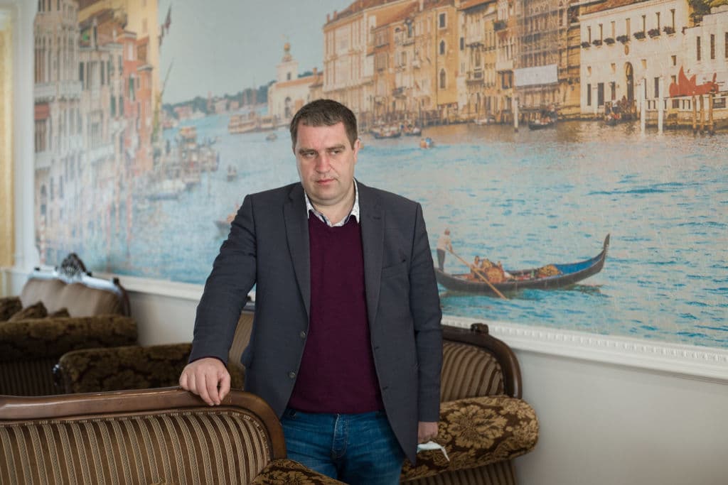 Albert Tochilovsky, director de BioTexCom. El caso particular de estos niños 'varados' por la pandemia en Ucrania generó gran atención después de que la empresa publicara un video que muestra a docenas de bebés en moisés en filas en habitaciones del hotel. La compañía buscó tranquilizar a los padres en 12 países y mostrar que sus hijos estaban recibiendo una buena atención, mostrando a las enfermeras bañándolos y acariciándolos.