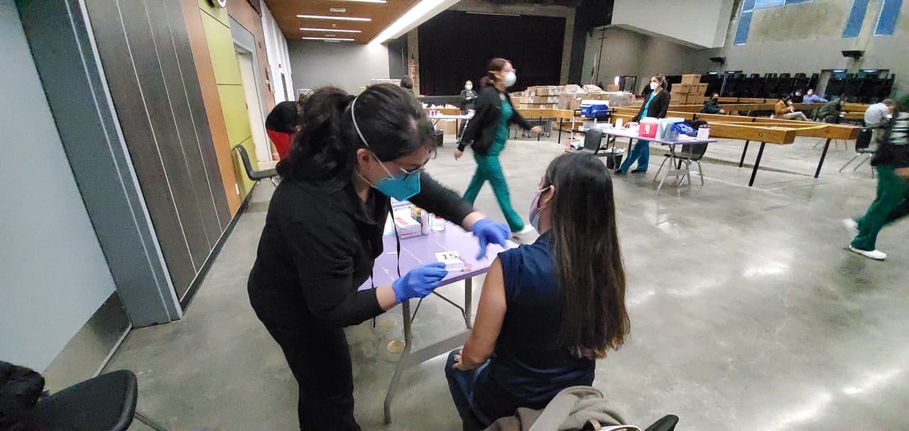 Las organizaciones latinas de California piden al gobernador Gavin Newsom que corrija la distribución de las vacunas para que cubra adecuadamente a una comunidad, en la que el coronavirus causa estragos y tiene el mayor número de trabajadores esenciales.