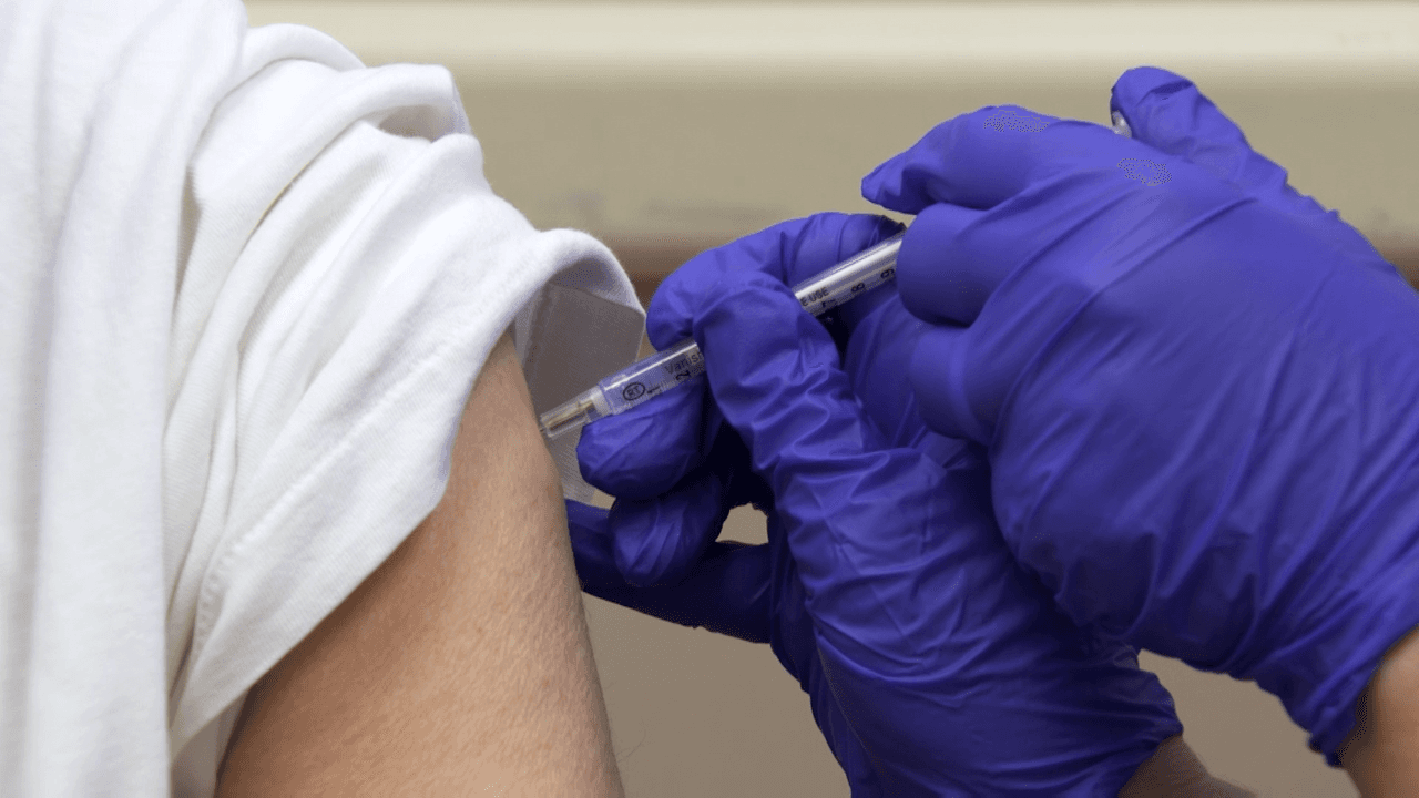 ¿Al cuánto tiempo me puedo vacunar después de haber dado positivo al virus? Puede hacerlo hasta 14 días después de haber dado positivo al virus o tres meses después de recibir el resultado negativo si es que recibió el tratamiento de mononucleosis infecciosa.
<br>