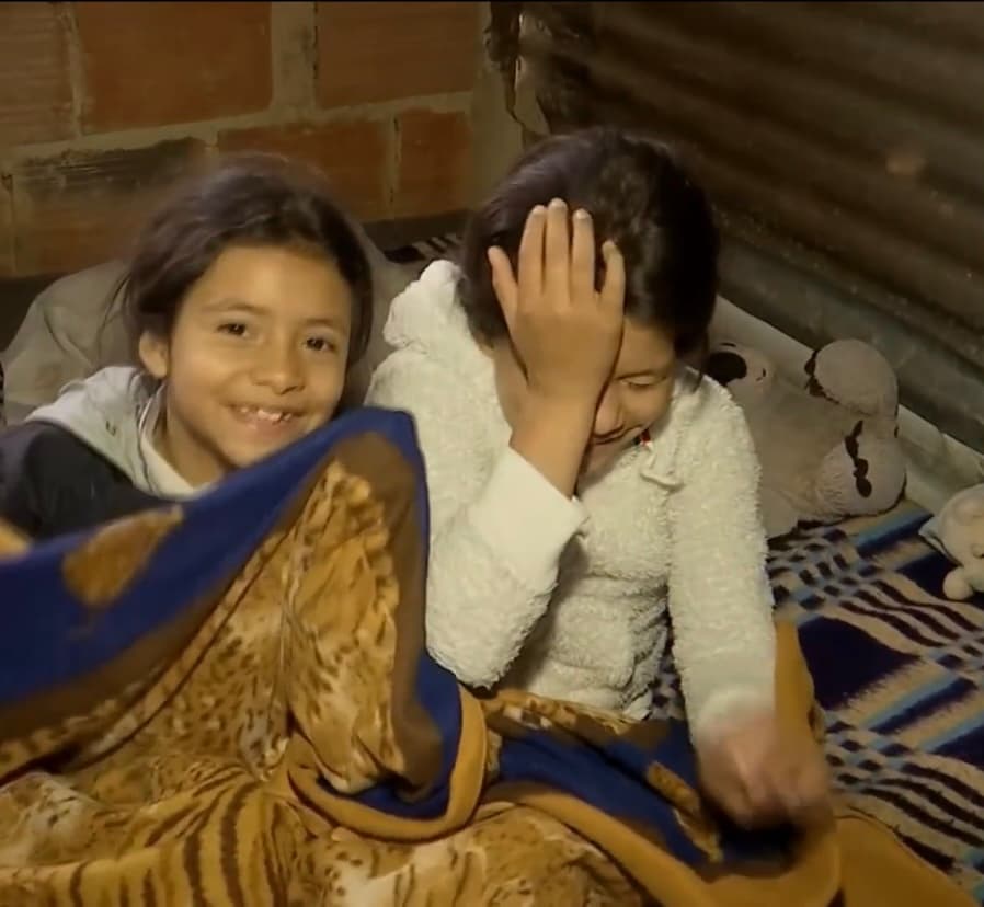 El esfuerzo y cariño inconmensurable de este hombre es bien recibido por estos niños que, sin nadie más en el mundo, se dejan abrazar por su abuelo, a quien recuerdan haberlo sufrir muchas veces por no tener nada para darles de comer. 
<br>