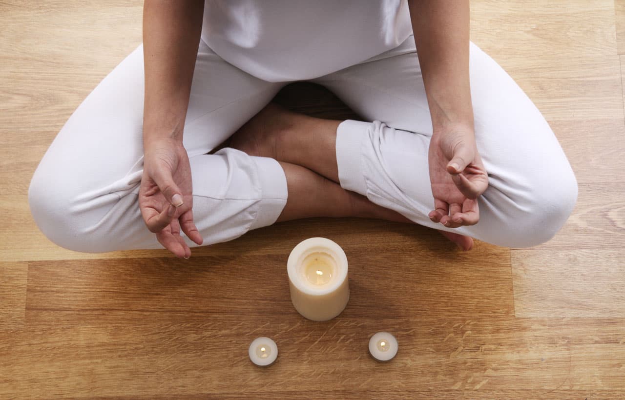 Muchas personas te dirán que es pésima idea hacer un ritual en el suelo, así que nunca lo hagas a menos que ese ritual o hechizo lo especifique de manera particular.