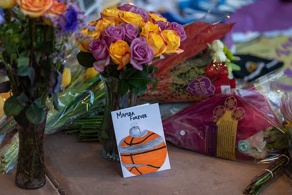 <a href="https://www.univision.com/local/los-angeles-kmex/gianna-bryant-siempre-al-lado-de-su-padre-fotos">Kobe viajaba con su inseparable Gigi</a>, su hija de 13 años que se perfilaba como la próxima promesa del baloncesto femenil local.