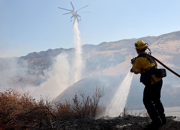 La mañana de este sábado, los bomberos continuaron avanzando en el incendio en Castaic, aumentando la contención del fuego al 71%.