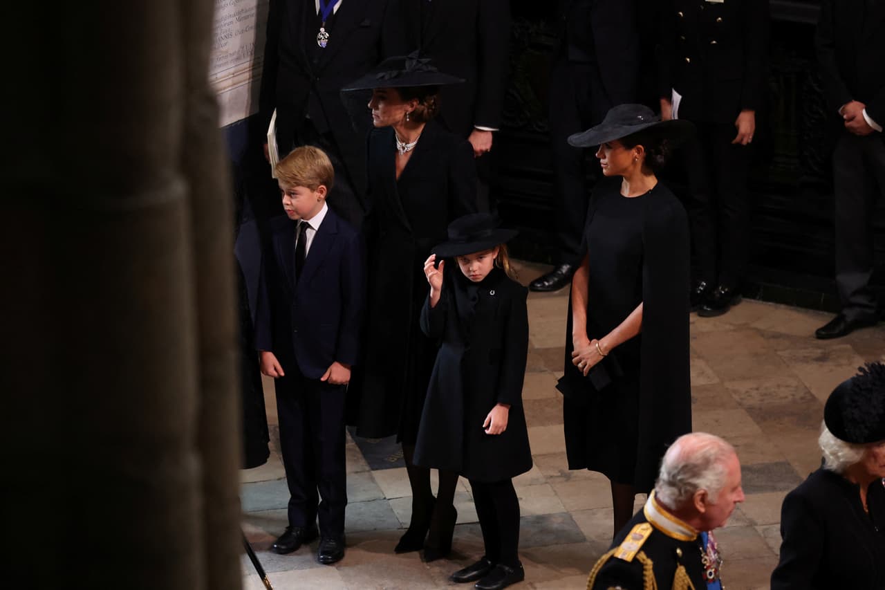 Este lunes 19, Meghan Markle asistió a despedir a la reina Isabel y su entrada fue
<b><a href="https://www.univision.com/famosos/funeral-reina-isabel-principes-george-charlotte-despedida-fotos" target="_blank">detrás de los príncipes George y Charlotte</a></b>, los hijos de su cuñado, el príncipe William.
<br>