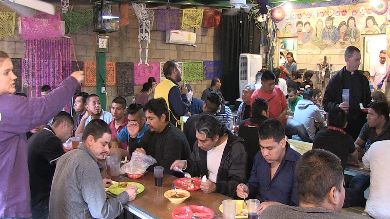 Los migrantes reciben los alimentos dos veces al día que son conocinados por voluntarias y personal de la organización.