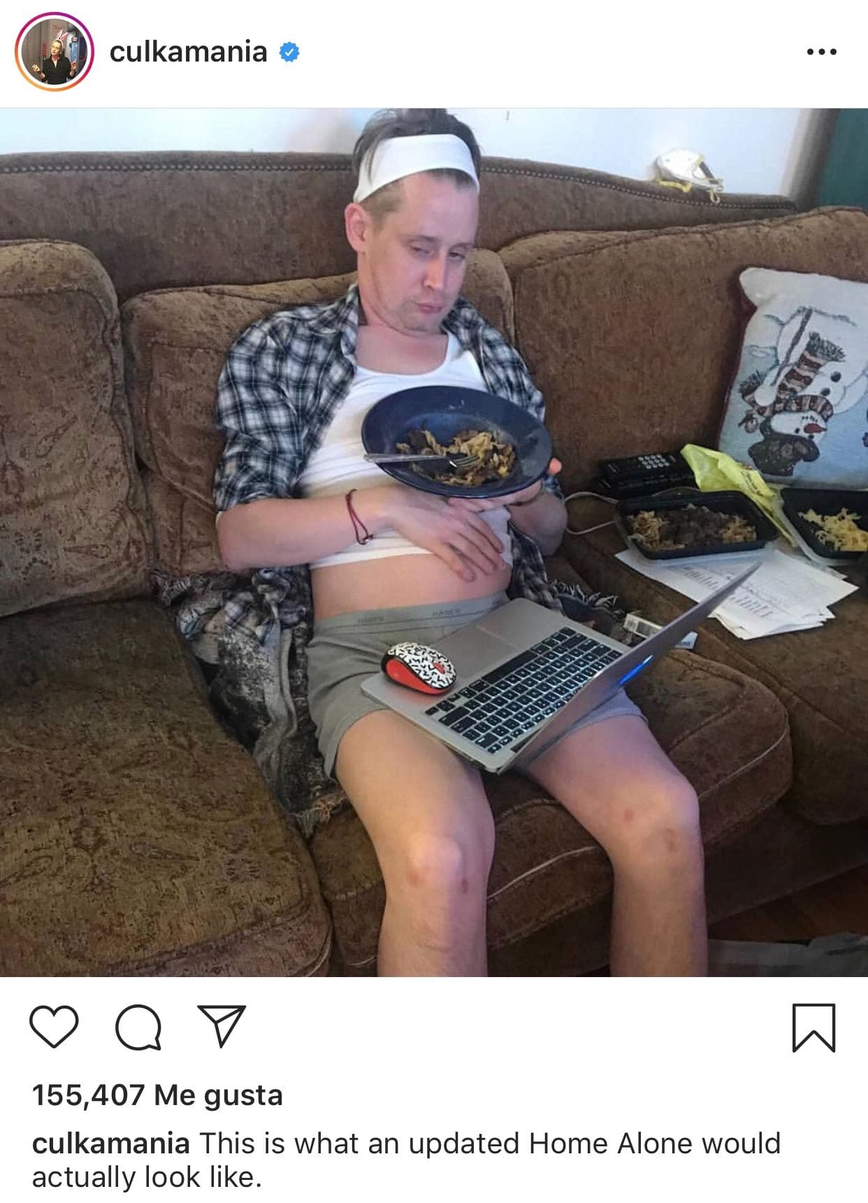Se trata de esta imagen en la que
<b> <a href="https://www.univision.com/miami/macaulay-culkin-cumple-30-anos">Culkin</a></b> aparece en ropa de casa, en un sofá y con una computadora portátil. Además, sostiene un plato de pasta.