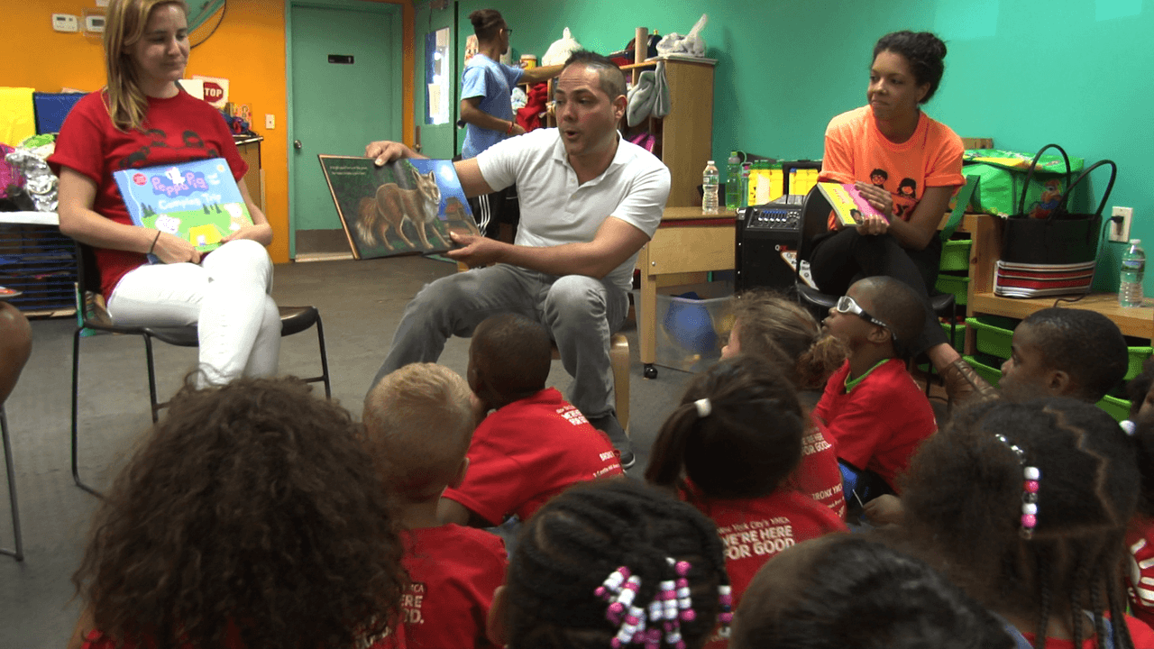 El locutor de La X tuvo la oportunidad de compartir con los niños en el Día de Lectura del campamento.