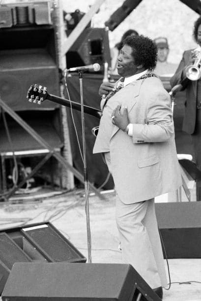 La situación familiar de King fue complicada. Su padre abandonó el hogar y su madre se casó con otro hombre, por lo que él tuvo que crecer bajo el cuidado de su abuela materna.