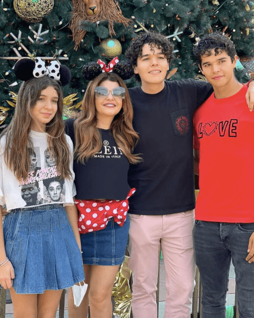 Años más tarde, el crecimiento de los gemelos es sorprendente. Así lucieron junto a su mamá y hermana menor en sus vacaciones en Disney, a finales de 2021.