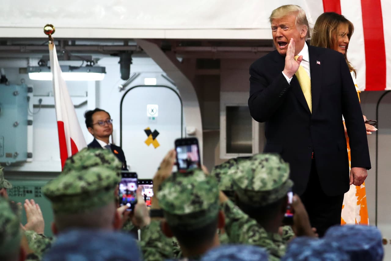 Trump cerró su viaje con una clara demostración de musculatura, al visitar la base naval estadounidense de Yokosuka, el navío portahelicópteros japonés JS Kaga, y el navío estadounidense de combate USS Wasp.
<br>