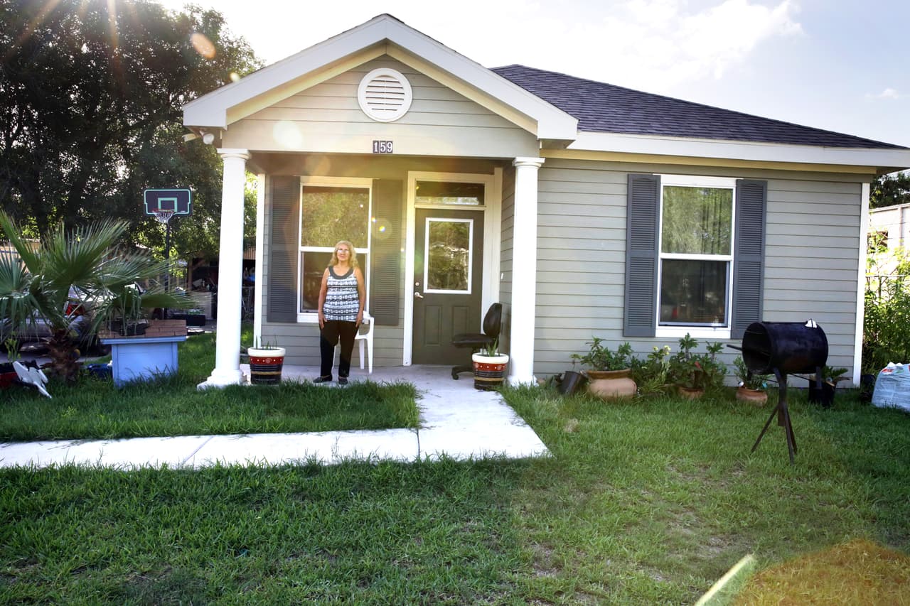 <b>Cristina Rodríguez, 60 años, San Benito (Texas).</b> Cristina Rodríguez ya planificó su rutina del domingo. Se levantará tan temprano como pueda en su casa en San Benito (Texas) para cruzar la frontera a Matamoros y llegar a su casilla de votación, incluso antes de que abra a las 8:00 am. "Yo me voy sola manejando". Ni su esposo, que es estadounidense, ni ninguno de sus dos hijos en Estados Unidos la acompañará a votar. "Mientras uno pueda, debe ir a votar porque eso es lo más importante para un mexicano. Hay que servir de ejemplo", afirma. "Anteriormente sí votaba al mismo partido", dice. "Pero veo tantas cosas que para dar mi voto esta vez quiero pensarlo bien".