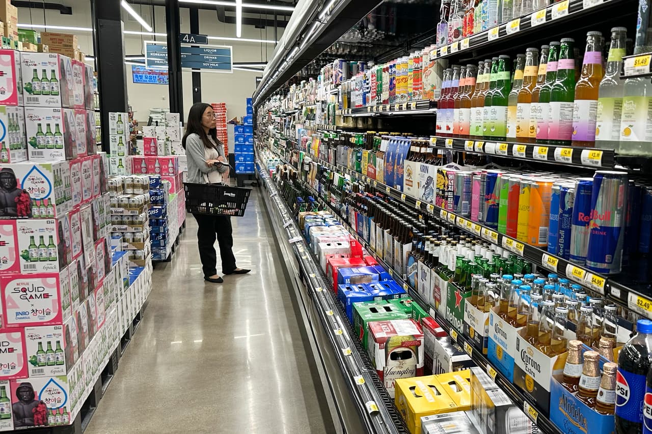 Aprobación económica de Donald Trump cae a 30% en abril; inflación por guerra con Irán golpea su imagen