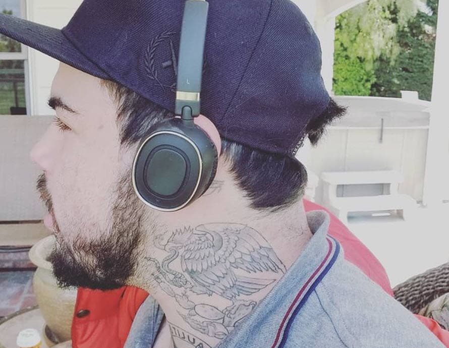 Por aquellos días, también presumía 
<b><a href="https://www.instagram.com/p/BisgPE-geHO/" target="_blank">otra marca en el cuello. </a></b>
<br>