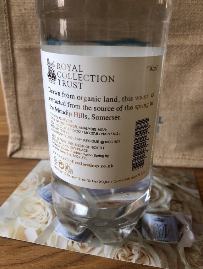 No se trata de una
<b> simple botella de agua</b>. La etiqueta dice que es extraída de tierra orgánica, que no ha estado expuesta a contaminantes o tóxicos. Es agua pura, de esa que bebe la realeza.