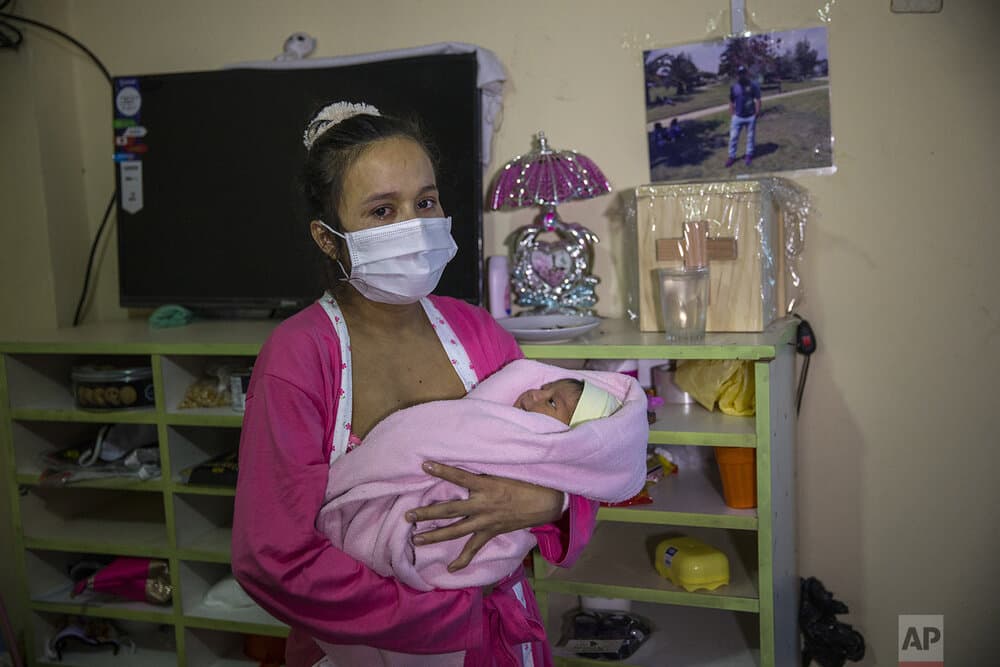 María Álvarez también 
<b>dio positivo pero sin presentar síntomas</b>. Así dio a luz a su primera 
<a href="https://www.univision.com/temas/bebes">bebé</a>, que
<b> </b>sostiene en sus brazos cerca de la caja de madera que contiene los restos incinerados de su esposo, en la casa de una amiga que la acogió. 
<br>