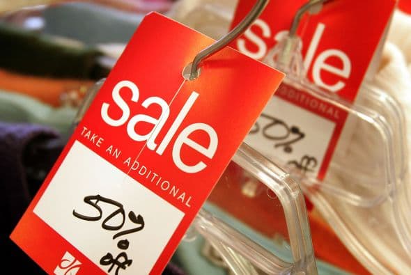 Con frecuencia, aunque no es siempre el caso, los electrónicos están al precio más barato del año el Viernes Negro, y es fácil dejarse llevar en el frenesí de comprar y gastar más de lo que realmente se quería. Así que aquí presentamos una lista de consejos dados por Consumer Reports para comprar el Viernes Negro que pueden ayudar a encontrar, además de los mejores precios, algo de paz y tranquilidad cuando lleves ese artículo a casa. ¡Felices compras!