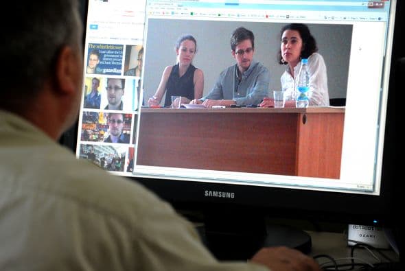 Finalmente, 19 días de su llegada a Moscú, Snowden reaparece públicamente y solicita asilo político temporal a Rusia.