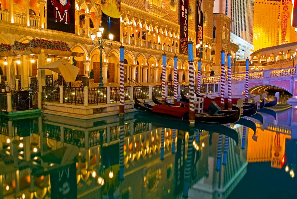 Número 3: Las Vegas, Nevada. Las Vegas permite hospedarse en hoteles 5 estrellas por menos de 200 dólares la noche, algo muy raro en el resto del país. Quizá no suene como un destino para la familia, pero sí para una escapada de los padres por unos días.