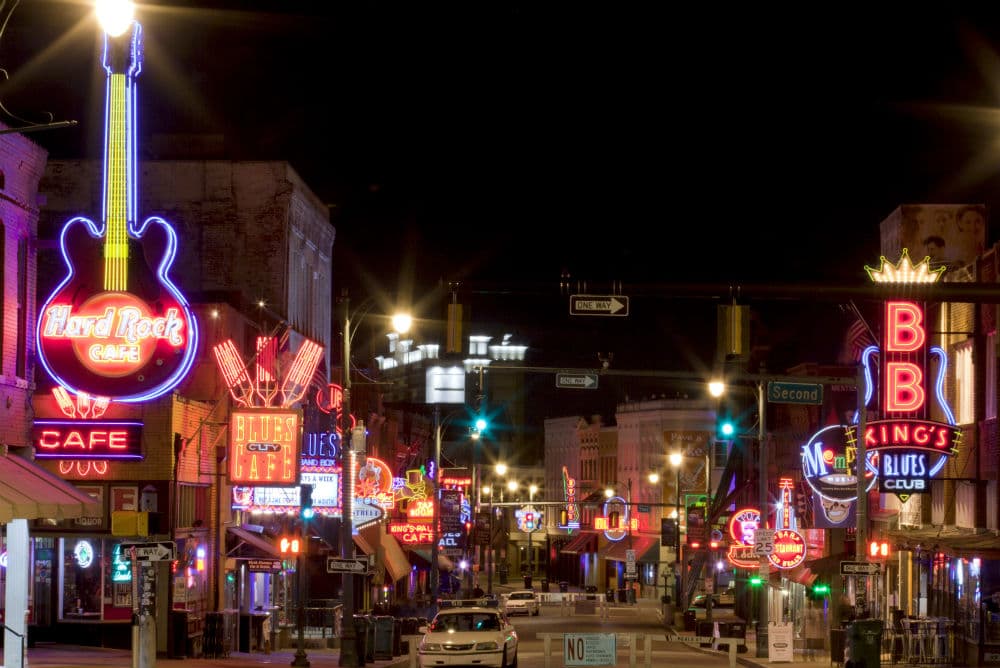 Para las familias que aman Barbecues y comer escuchando música en vivo, Memphis es una ciudad para visitar aún cuando el presupuesto es reducido.