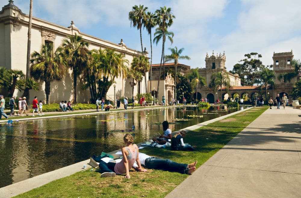 Número 1: San Diego, California Esta ciudad costera es el destino más conveniente y económico si se tiene en cuenta lo que ofrece: playas de encanto, atracciones para toda la familia, arte y comida deliciosa. Desde el zoológico, a Sea World, a Legoland, los niños tienen innumerables opciones para pasar un verano (o todo el año) de maravilla.