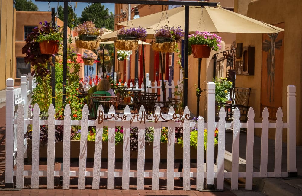 Número 7: Santa Fe, New Mexico. Esta ciudad es ecléctica, funky y llena de cosas para hacer y ver. Y es super económica para visitar. La ciudad tiene más de 200 galerías de arte. Hay hoteles por debajo de 100 dólares por noche y mucho para hacer en familia.