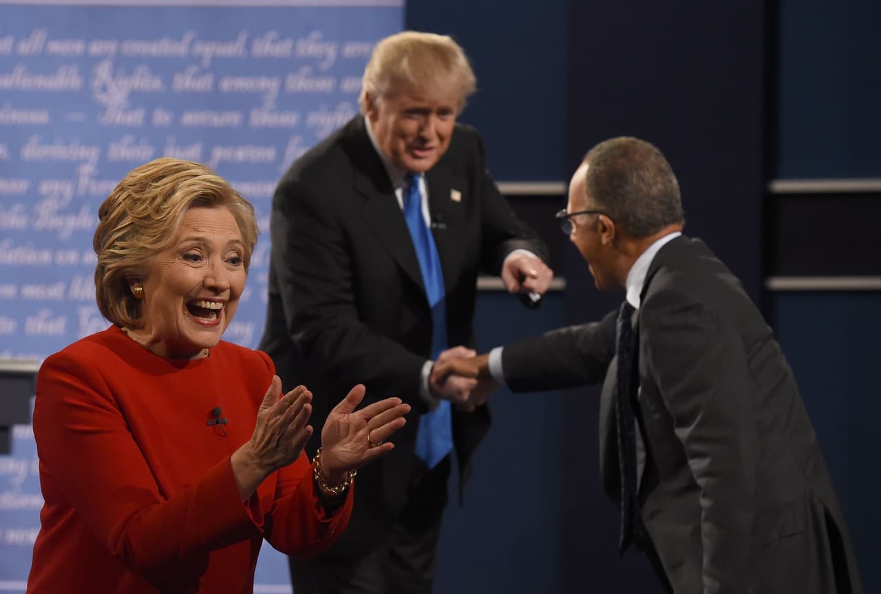 En el primer debate, después de la despedida los dos candidatos se acercan a saludar a los asistentes.