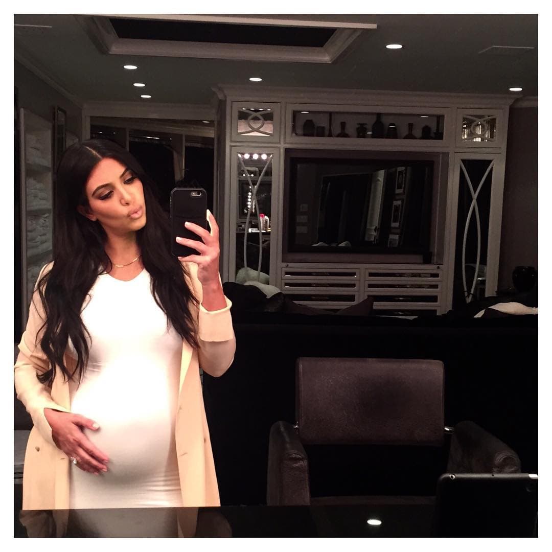 Esta es una hermosa selfie que Kim se tomó presumiendo su barriga.
