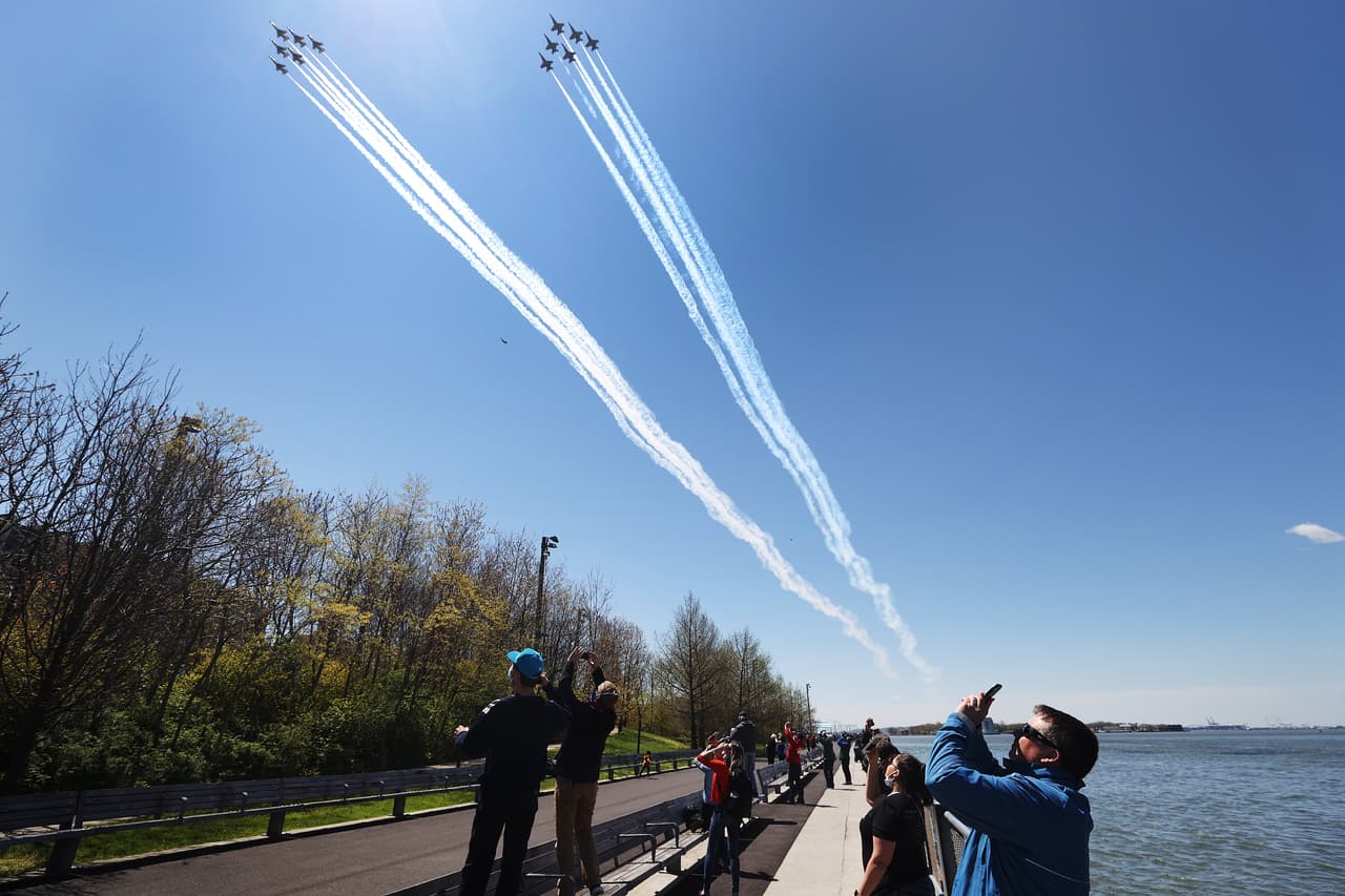 Jets Thunderbirds y Blue Angels sobrevuelan NYC en homenaje a los trabajadores que luchan contra el coronavirus 