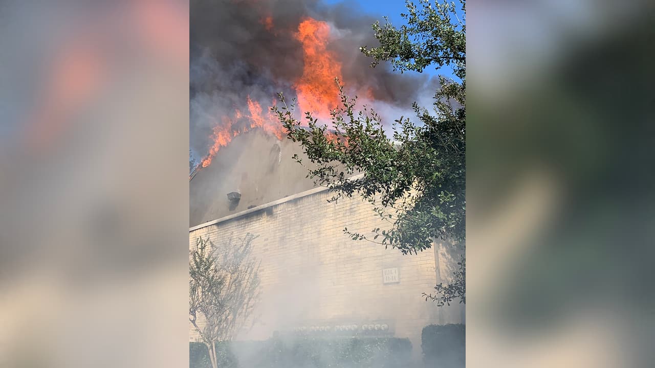 Un hombre fue llevado a un hospital y mientras ocurría el incendio, los bomberos pidieron a los transeúntes evitar el área.
