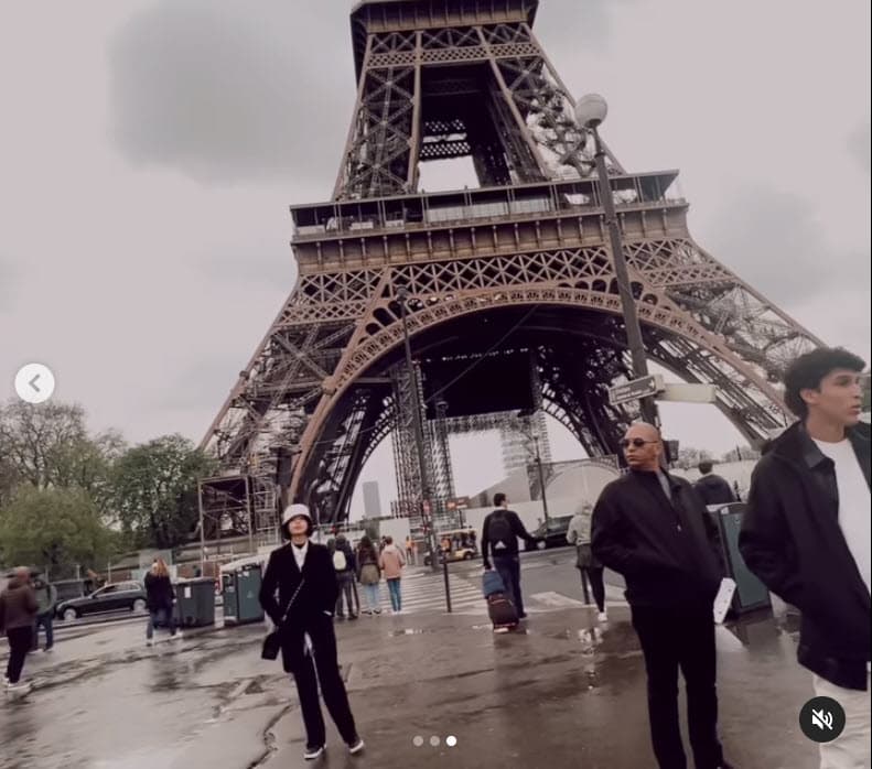 Ha visitado el Palacio de Versalles, museos, tiendas y lugares emblemáticos de la ciudad parisina como la Torre Eiffel. 
<br>