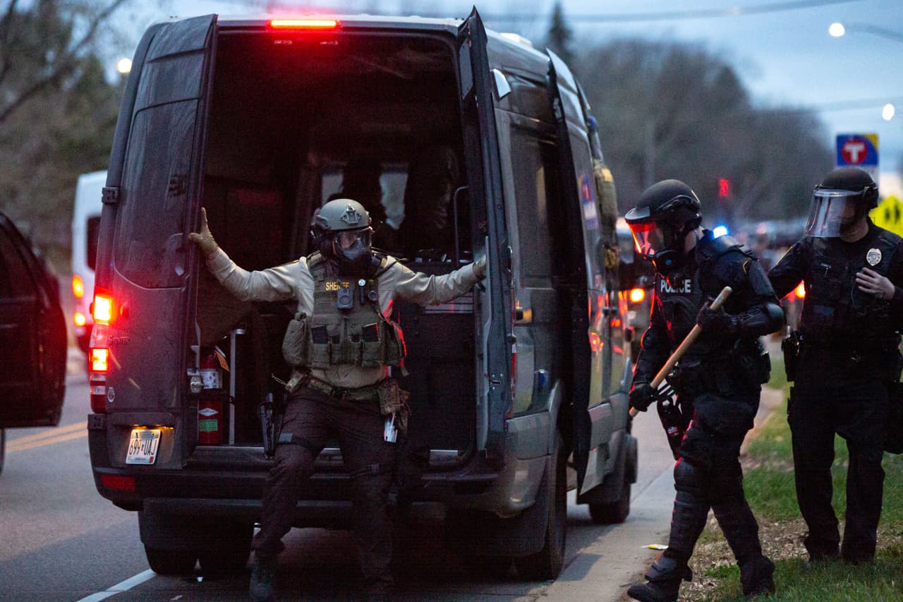 La 
<a href="https://pbs.twimg.com/media/Eyu5Ve0UcAIRshg.jpg" target="_blank">policía dijo en un comunicado</a> que el tiroteo ocurrió poco antes de las 2 de la tarde de este domingo, cuando un funcionario detuvo un auto que conducía Daunte Wright por una infracción de tráfico y descubrió el hombre tenía pendiente una orden de detención. Cuando los agentes trataron de detenerlo, Wright volvió a entrar en el automóvil y un agente le disparó, dijo el jefe de policía de Brooklyn Center, Tim Gannon. El conductor murió en el lugar del incidente en un barrio residencial, indicó el comunicado. Aparentemente las cámaras corporales de los oficiales que participaron en el procedimiento"estaban activadas".