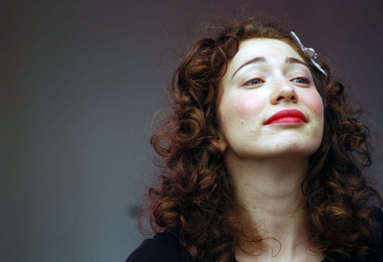 REGINA SPEKTOR. "Descansa en paz David Bowie ... Universo sueño viajero canción cantante portador ... me alegro de que estuvieras te seguirás escuchando, como siempre ..."