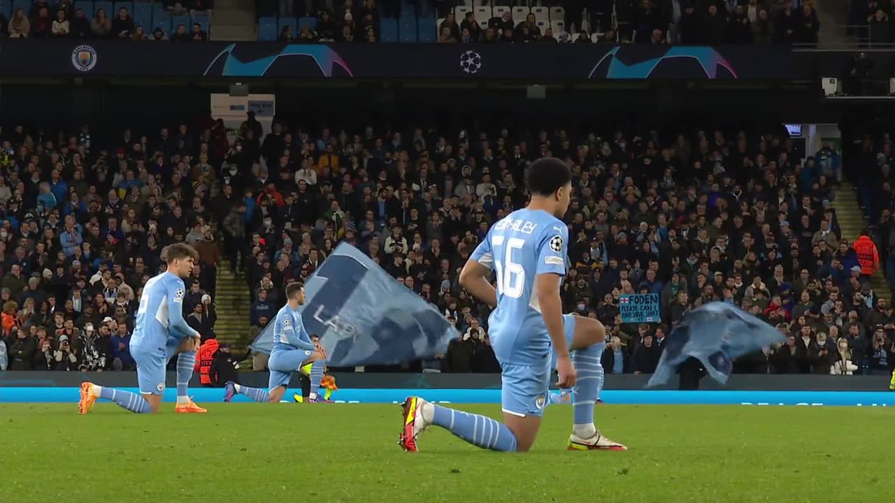 Arranca el partido y la pelota está en juego.