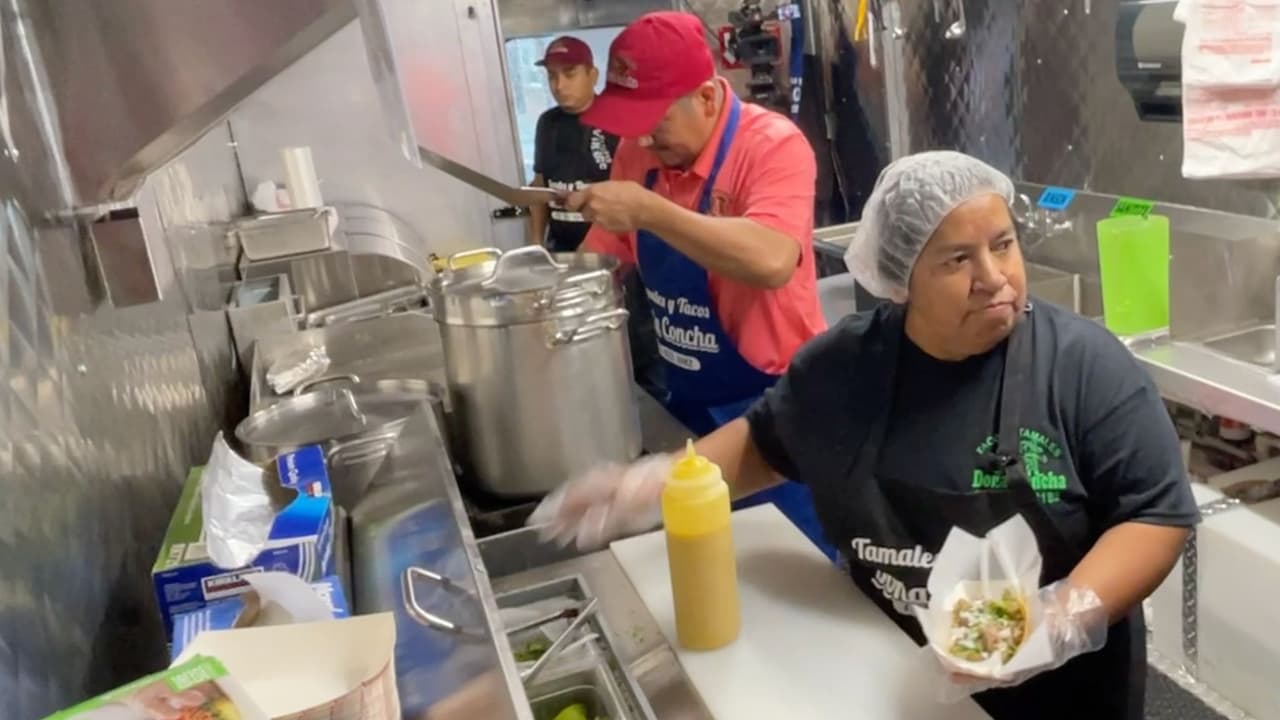 El 
<b>Taco Harris es un taco de carnitas con doble tortilla, pero ella asegura que no es cualquier taco, pues tiene un toque especial: un pico de gallo de mango.</b> Este pico de gallo tiene pimiento rojo, verde, cilantro, limón, un aderezo de salsa habanera. “A ella le gustan los mangos, entonces 
<b>me inventé a hacer un taco de carnitas marinado con mango</b>”, dice orgullosa.