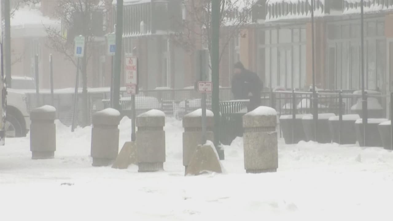VIDEO: Conductores atrapados, apagones, muertos y casas sepultadas por la nieve ha dejado una potente tormenta invernal durante su paso por EEUU. Una de las áreas más afectadas es Buffalo, en Nueva York, donde se han reportado múltiples muertes.